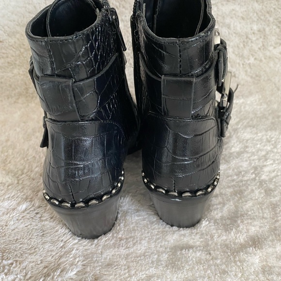 Gianni Bini crocodile look leather ankle books - Picture 7 of 7